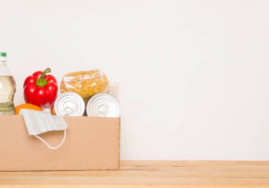 Yiyecek bağışları için bir karton kutunun parçası. Metin ve kenar görünüm için boş alan.