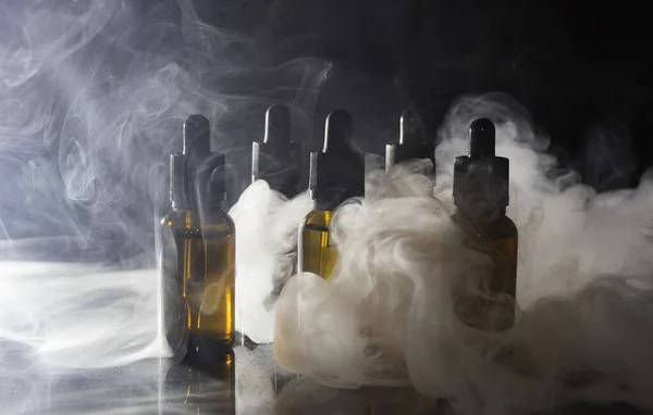 Γυάλινες Φιάλες Πιπέττες Και Υγρό Vape Πυκνός Ατμός Από Κάπνισμα — Φωτογραφία Αρχείου