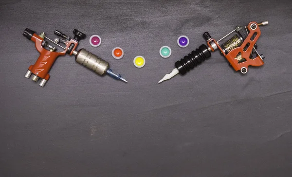 Περιστροφικά Και Επαγωγικά Μηχανήματα Τατουάζ Και Χρωματιστά Χρώματα Πλαστικά Βάζα — Φωτογραφία Αρχείου