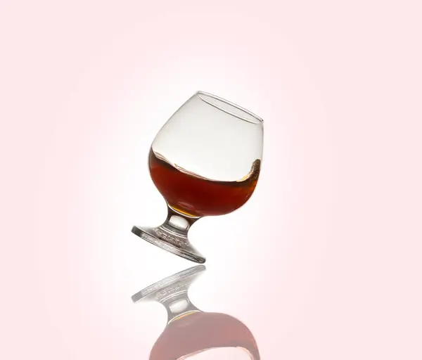 Bicchiere Vetro Con Una Bevanda Alcolica Cognac Spruzzi Uno Sfondo — Foto Stock
