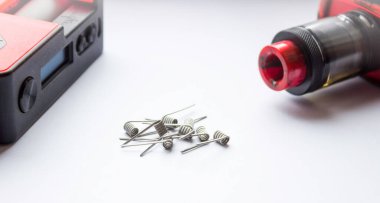Beyaz arka planda e-sigara bobinleri. VAPE için metal bileşenler, tüketim maddeleri. Ek olarak VAPE 'nin bir parçası.