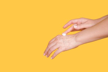 El bakımı, yumuşak cilt. Elleri çatlamış kuru deri ve nemlendirici ile. Metin için boş alan.