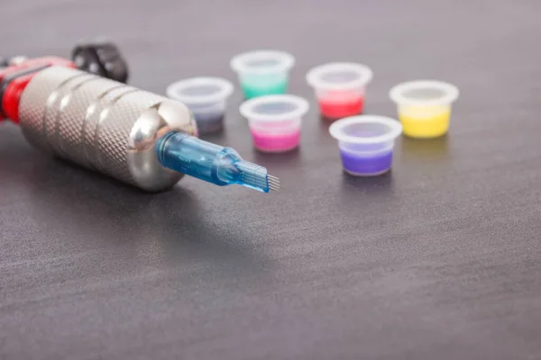 Máquina Rotatoria Tatuaje Frascos Plástico Desechables Con Pinturas Colores Sobre — Foto de Stock