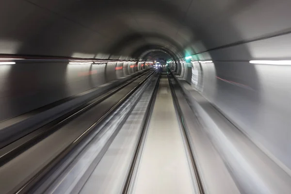 Metropolitana a movimento sfocato che si muove nel tunnel, sfondo astratto — Foto Stock