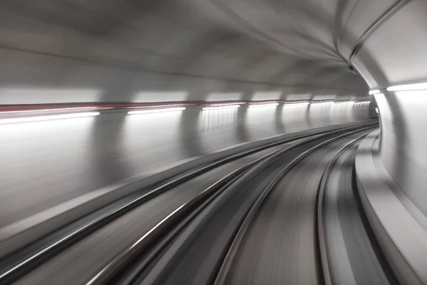 Metropolitana a movimento sfocato che si muove nel tunnel, sfondo astratto — Foto Stock