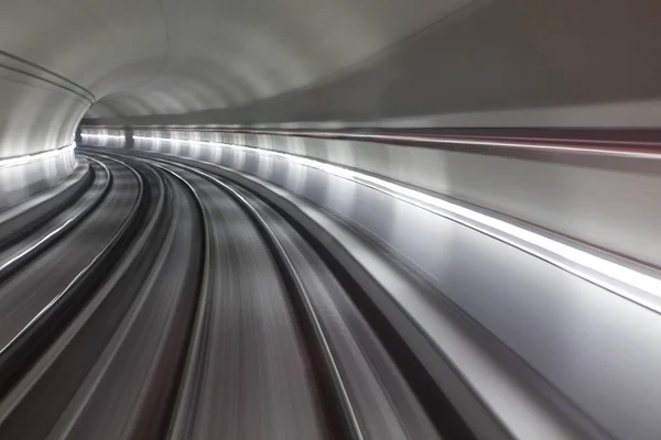 Metropolitana a movimento sfocato che si muove nel tunnel, sfondo astratto — Foto Stock