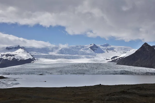 Icebergs no lago glacial, lagoa Fjallsarlon, sul da Islândia — Fotografia de Stock