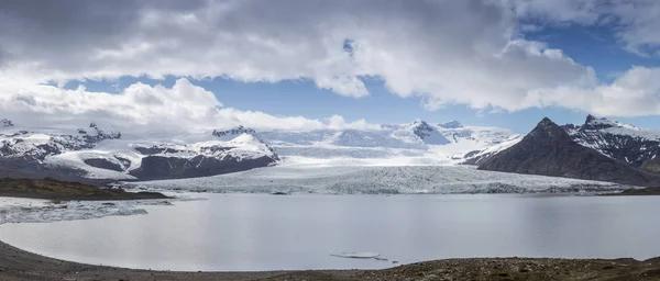 Isberg i issjö, Fjallsarlon lagunen, södra Island — Stockfoto