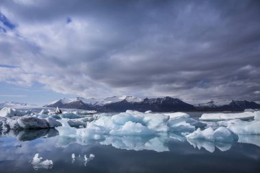 İzlanda'daki Jokulsarlon buzul lagün parlak yaz gece boyunca