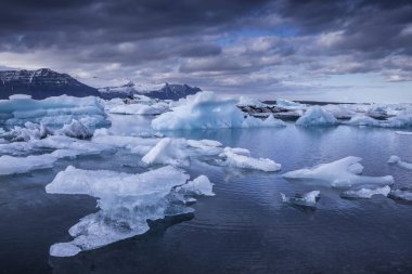 İzlanda'daki Jokulsarlon buzul lagün parlak yaz gece boyunca