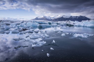 İzlanda'daki Jokulsarlon buzul lagün parlak yaz gece boyunca