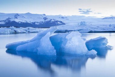 İzlanda'daki Jokulsarlon buzul lagün parlak yaz gece boyunca