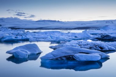 İzlanda'daki Jokulsarlon buzul lagün parlak yaz gece boyunca