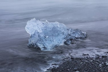 İzlanda'daki Jokulsarlon buzul lagün parlak yaz gece boyunca