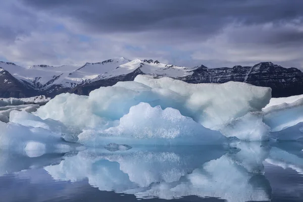 La laguna dei ghiacciai di Jokulsarlon in Islanda durante una luminosa notte d'estate — Foto Stock