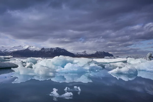 La laguna dei ghiacciai di Jokulsarlon in Islanda durante una luminosa notte d'estate — Foto Stock