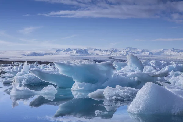 冰岛的 Jokulsarlon 冰川泻湖，期间一个灿烂的夏日夜晚 — 图库照片