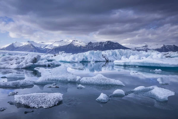 La laguna dei ghiacciai di Jokulsarlon in Islanda durante una luminosa notte d'estate — Foto Stock