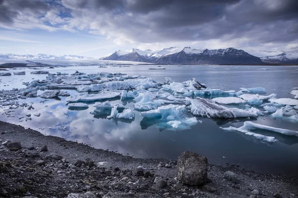 De lagune van de Jokulsarlon-gletsjer in IJsland tijdens een mooie zomeravond — Stockfoto