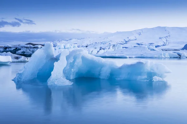 De lagune van de Jokulsarlon-gletsjer in IJsland tijdens een mooie zomeravond — Stockfoto