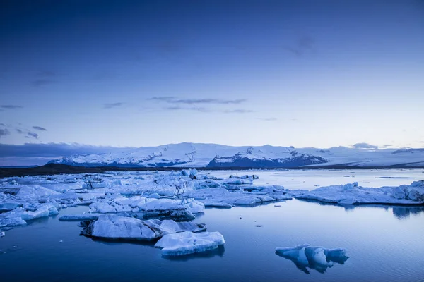 La laguna dei ghiacciai di Jokulsarlon in Islanda durante una luminosa notte d'estate — Foto Stock