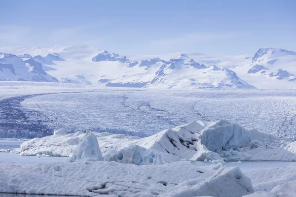 Den glaciärlagunen Jökulsárlón på Island under en ljus sommarnatt — Stockfoto