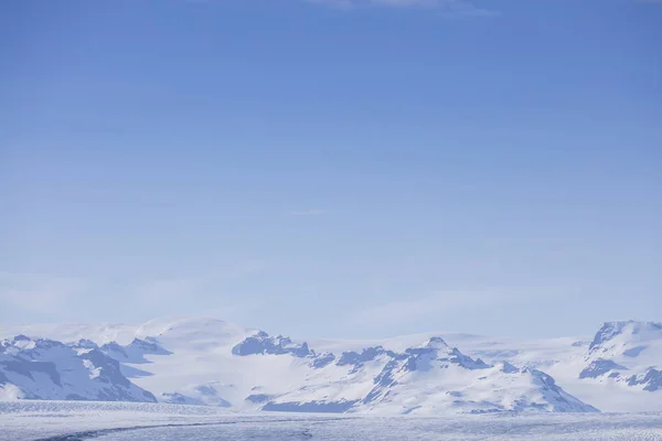 Den glaciärlagunen Jökulsárlón på Island under en ljus sommarnatt — Stockfoto