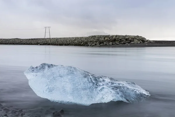 एक उज्ज्वल ग्रीष्मकालीन रात के दौरान आइसलैंड में Jokulsarlon ग्लेशियर लैगून — स्टॉक फ़ोटो, इमेज