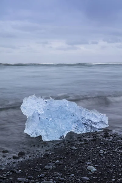 冰岛的 Jokulsarlon 冰川泻湖，期间一个灿烂的夏日夜晚 — 图库照片