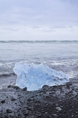 İzlanda'daki Jokulsarlon buzul lagün parlak yaz gece boyunca