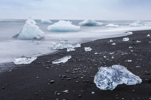 Laguny Jokulsarlon w Islandii podczas nocy jasny lato — Zdjęcie stockowe