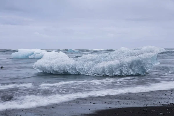 Laguny Jokulsarlon w Islandii podczas nocy jasny lato — Zdjęcie stockowe