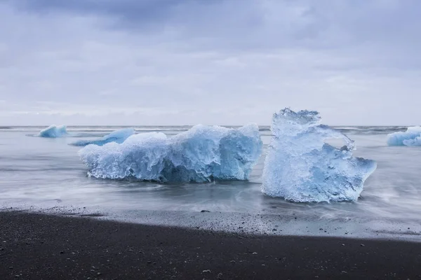 Laguny Jokulsarlon w Islandii podczas nocy jasny lato — Zdjęcie stockowe