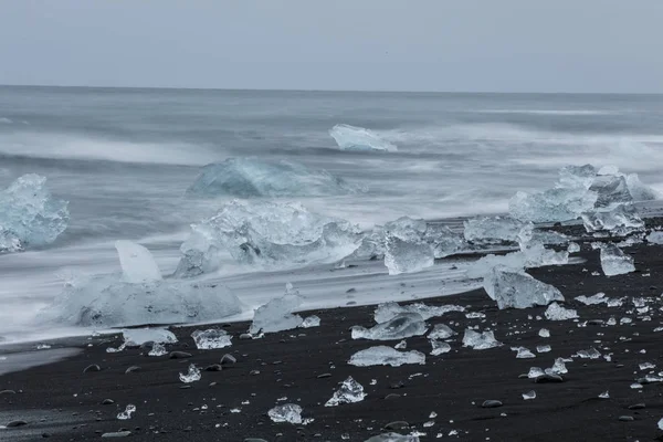 Laguny Jokulsarlon w Islandii podczas nocy jasny lato — Zdjęcie stockowe