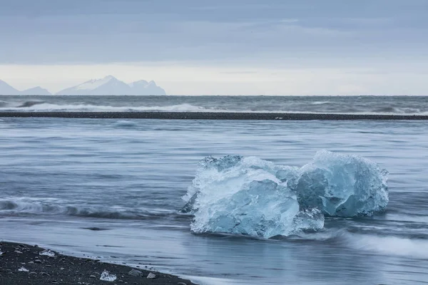 冰岛的 Jokulsarlon 冰川泻湖，期间一个灿烂的夏日夜晚 — 图库照片