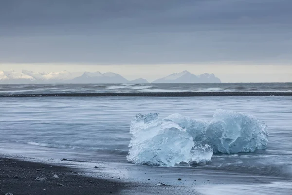 冰岛的 Jokulsarlon 冰川泻湖，期间一个灿烂的夏日夜晚 — 图库照片