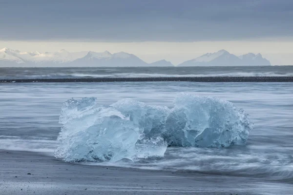 冰岛的 Jokulsarlon 冰川泻湖，期间一个灿烂的夏日夜晚 — 图库照片