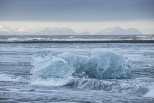 Den glaciärlagunen Jökulsárlón på Island under en ljus sommarnatt — Stockfoto