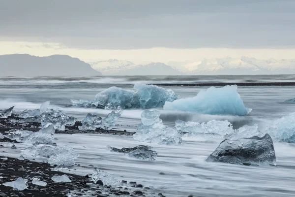 冰岛的 Jokulsarlon 冰川泻湖，期间一个灿烂的夏日夜晚 — 图库照片