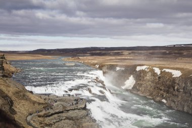 İzlanda'daki Gullfoss şelale. İzlanda