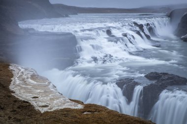 İzlanda'daki Gullfoss şelale. İzlanda