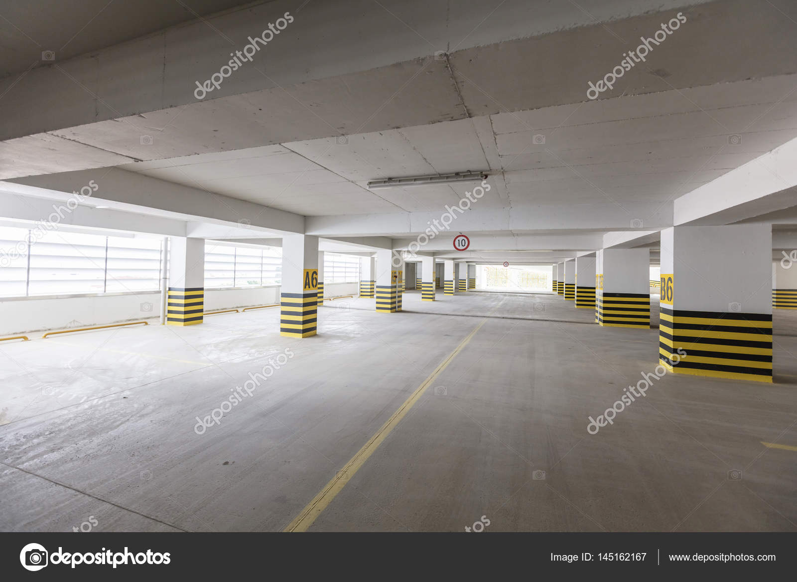 Estacionamiento vacío — Foto de stock © kokal #145162167