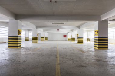 Boş yeraltı otoparkı