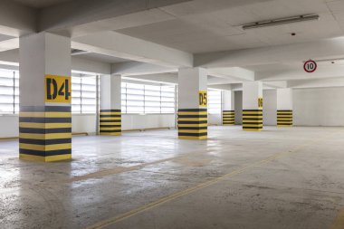 Boş yeraltı otoparkı