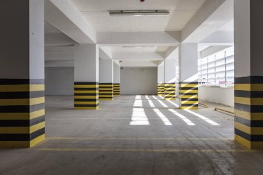 Boş yeraltı otoparkı