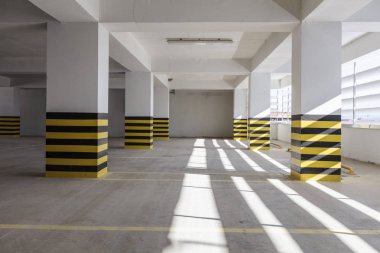 Boş yeraltı otoparkı