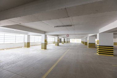 Boş yeraltı otoparkı