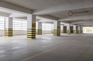 Boş yeraltı otoparkı