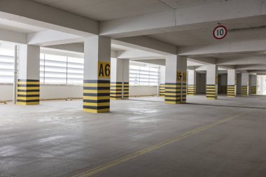 Boş yeraltı otoparkı