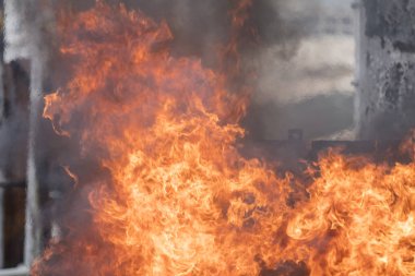 Alevler, siyah arka plan üzerine ateş alevler ateş